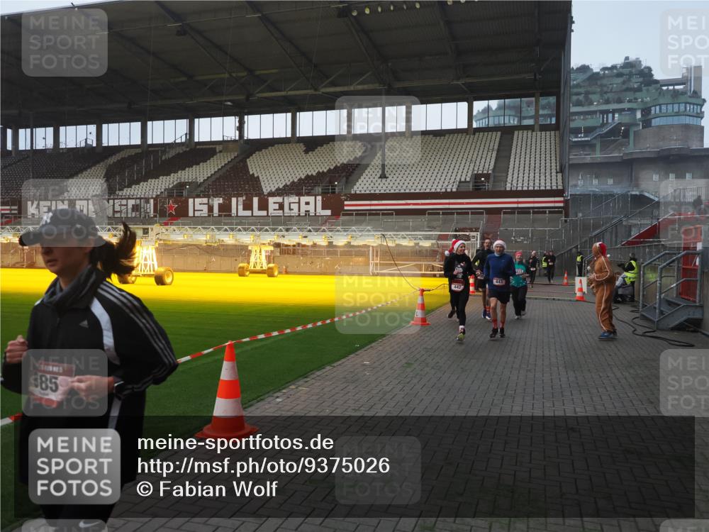 07.12.2025 - St. Pauli X-Mass-Run No. 15 Fabian Wolf http://msf.ph/oto/9375026 07.12.2025 10:02:57 Ziel 442, 443, 885, 918, 936, 943, 1314, 2505, 2780, 2781, 3284, 3417, 3518, 3892 meine-sportfotos.de