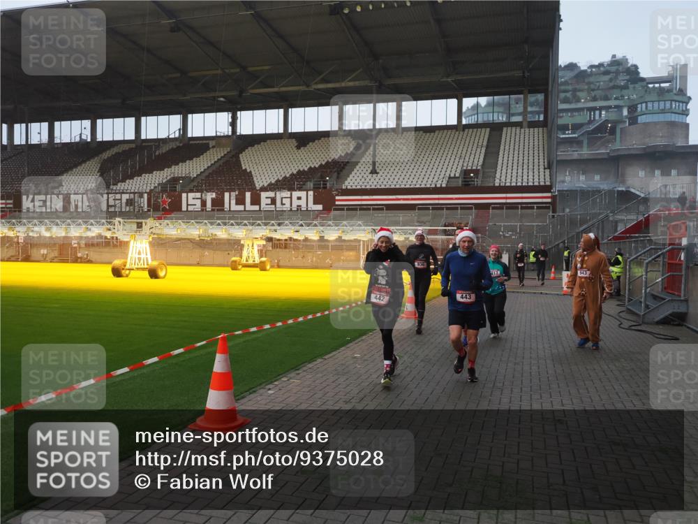 07.12.2025 - St. Pauli X-Mass-Run No. 15 Fabian Wolf http://msf.ph/oto/9375028 07.12.2025 10:02:58 Ziel 442, 443, 885, 918, 936, 943, 956, 1314, 2505, 2780, 2781, 3284, 3417, 3518, 3892 meine-sportfotos.de