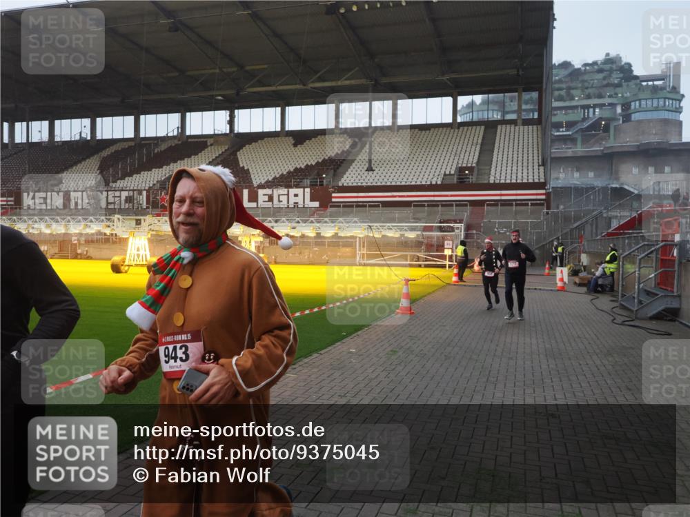 07.12.2025 - St. Pauli X-Mass-Run No. 15 Fabian Wolf http://msf.ph/oto/9375045 07.12.2025 10:03:02 Ziel 177, 442, 443, 885, 918, 936, 943, 956, 1314, 2505, 3284, 3417, 3518 meine-sportfotos.de