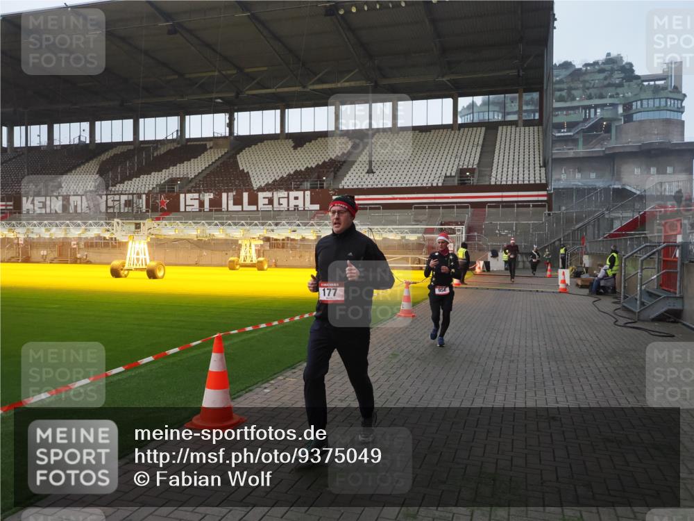 07.12.2025 - St. Pauli X-Mass-Run No. 15 Fabian Wolf http://msf.ph/oto/9375049 07.12.2025 10:03:04 Ziel 177, 442, 443, 885, 918, 936, 943, 956, 1118, 1314, 2505, 3284, 3417 meine-sportfotos.de