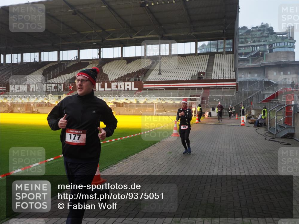 07.12.2025 - St. Pauli X-Mass-Run No. 15 Fabian Wolf http://msf.ph/oto/9375051 07.12.2025 10:03:04 Ziel 177, 442, 443, 885, 918, 936, 943, 956, 1118, 1314, 2505, 3284, 3417 meine-sportfotos.de