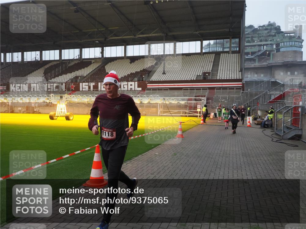 07.12.2025 - St. Pauli X-Mass-Run No. 15 Fabian Wolf http://msf.ph/oto/9375065 07.12.2025 10:03:10 Ziel 177, 442, 443, 460, 936, 943, 956, 963, 965, 1118, 1594, 2505, 2682, 3417 meine-sportfotos.de