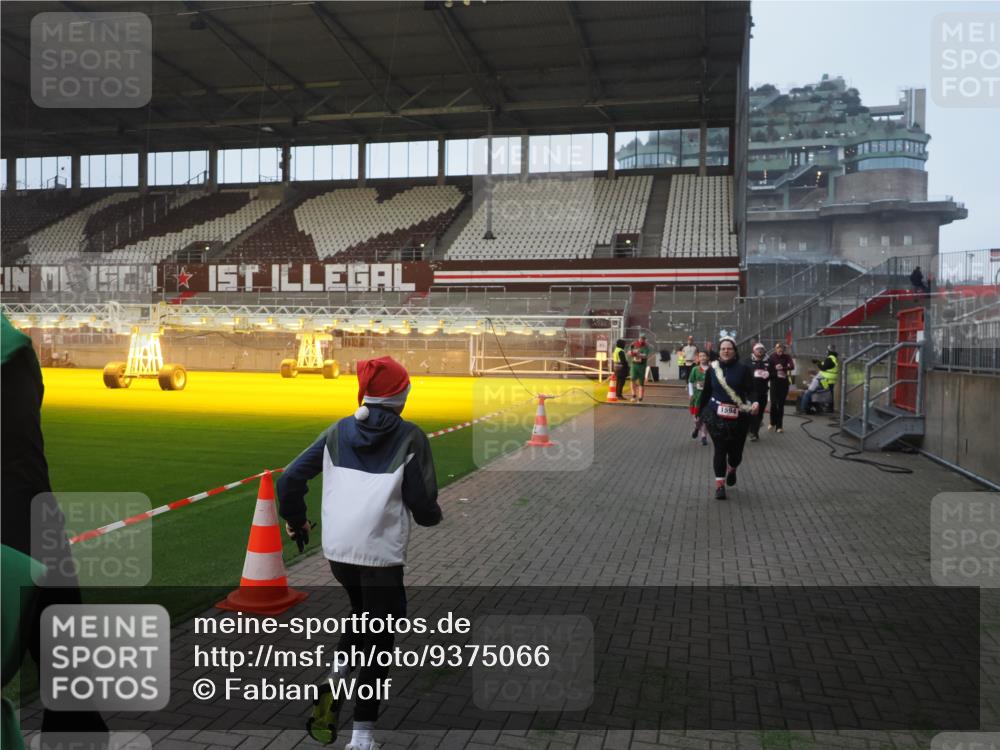 07.12.2025 - St. Pauli X-Mass-Run No. 15 Fabian Wolf http://msf.ph/oto/9375066 07.12.2025 10:03:14 Ziel 177, 460, 956, 963, 965, 1118, 1594, 2505, 2682, 2973, 2975 meine-sportfotos.de