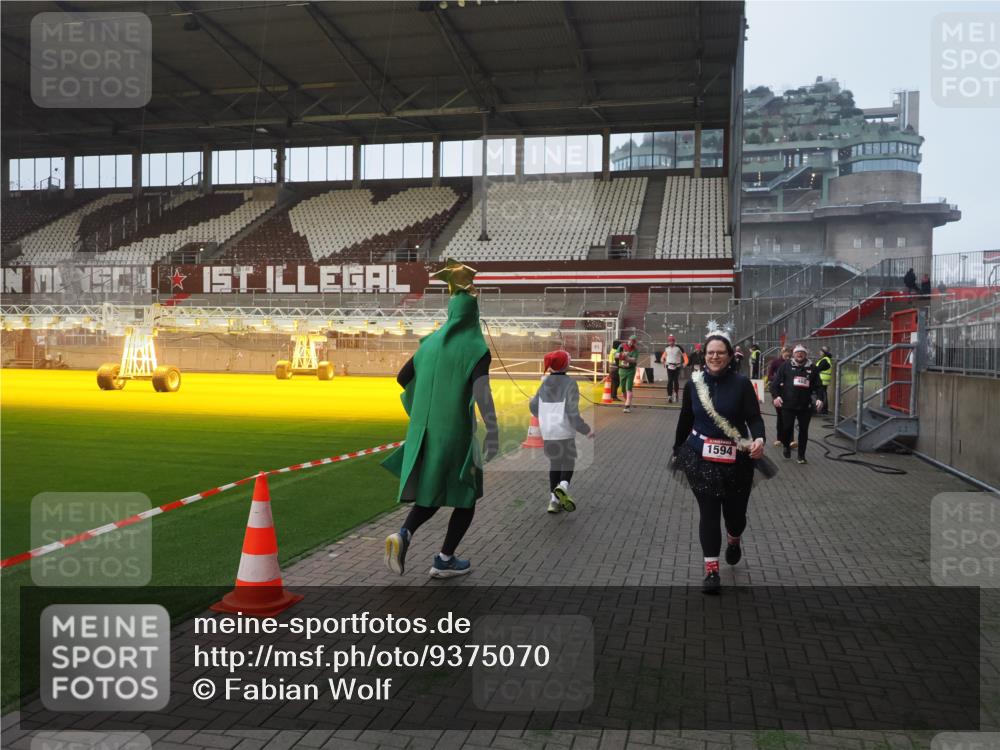 07.12.2025 - St. Pauli X-Mass-Run No. 15 Fabian Wolf http://msf.ph/oto/9375070 07.12.2025 10:03:16 Ziel 177, 460, 956, 963, 965, 1118, 1594, 2682, 2973, 2975 meine-sportfotos.de