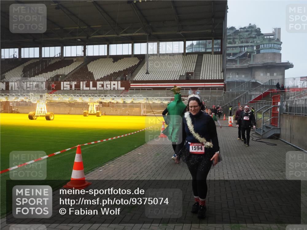 07.12.2025 - St. Pauli X-Mass-Run No. 15 Fabian Wolf http://msf.ph/oto/9375074 07.12.2025 10:03:17 Ziel 177, 460, 956, 963, 965, 1118, 1594, 2682, 2973, 2975 meine-sportfotos.de