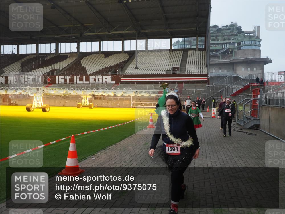 07.12.2025 - St. Pauli X-Mass-Run No. 15 Fabian Wolf http://msf.ph/oto/9375075 07.12.2025 10:03:17 Ziel 177, 460, 956, 963, 965, 1118, 1594, 2682, 2973, 2975 meine-sportfotos.de