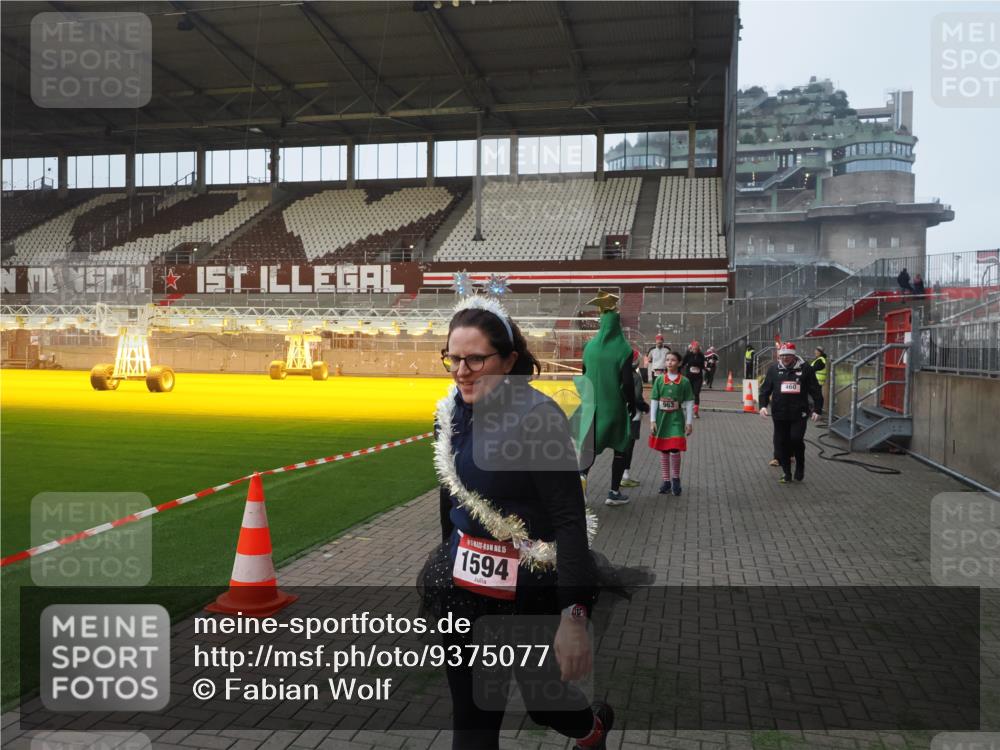07.12.2025 - St. Pauli X-Mass-Run No. 15 Fabian Wolf http://msf.ph/oto/9375077 07.12.2025 10:03:17 Ziel 177, 460, 956, 963, 965, 1118, 1594, 2682, 2973, 2975 meine-sportfotos.de