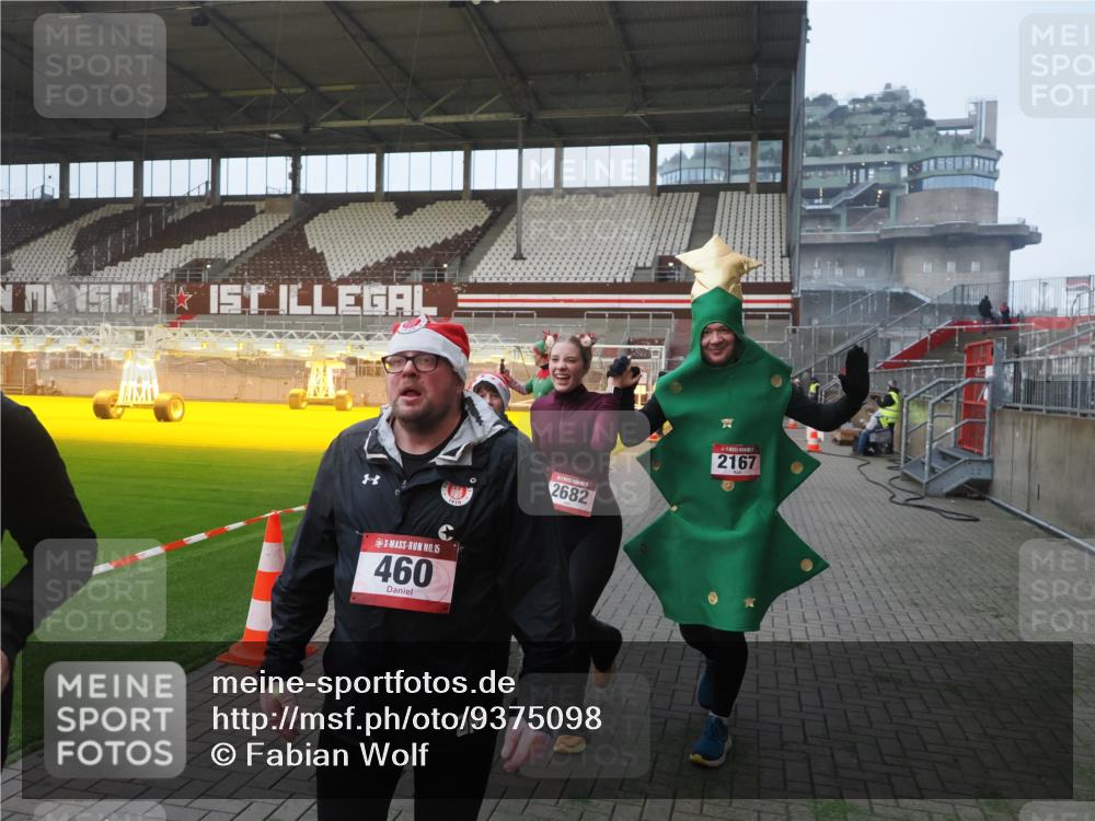 07.12.2025 - St. Pauli X-Mass-Run No. 15 Fabian Wolf http://msf.ph/oto/9375098 07.12.2025 10:03:24 Ziel 460, 963, 965, 1484, 1486, 1594, 2682, 2973, 2975, 4193, 4239 meine-sportfotos.de