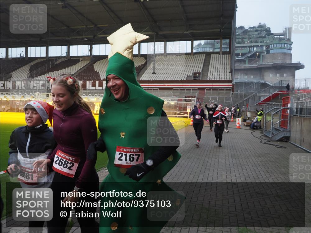 07.12.2025 - St. Pauli X-Mass-Run No. 15 Fabian Wolf http://msf.ph/oto/9375103 07.12.2025 10:03:25 Ziel 460, 963, 965, 984, 1484, 1486, 1594, 2682, 2973, 2975, 4193, 4239 meine-sportfotos.de