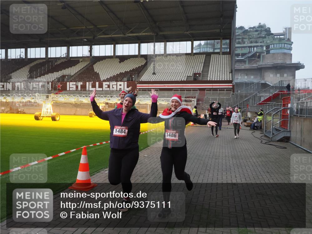 07.12.2025 - St. Pauli X-Mass-Run No. 15 Fabian Wolf http://msf.ph/oto/9375111 07.12.2025 10:03:27 Ziel 358, 460, 963, 965, 984, 1484, 1486, 1888, 2682, 2973, 2975, 4193, 4239 meine-sportfotos.de