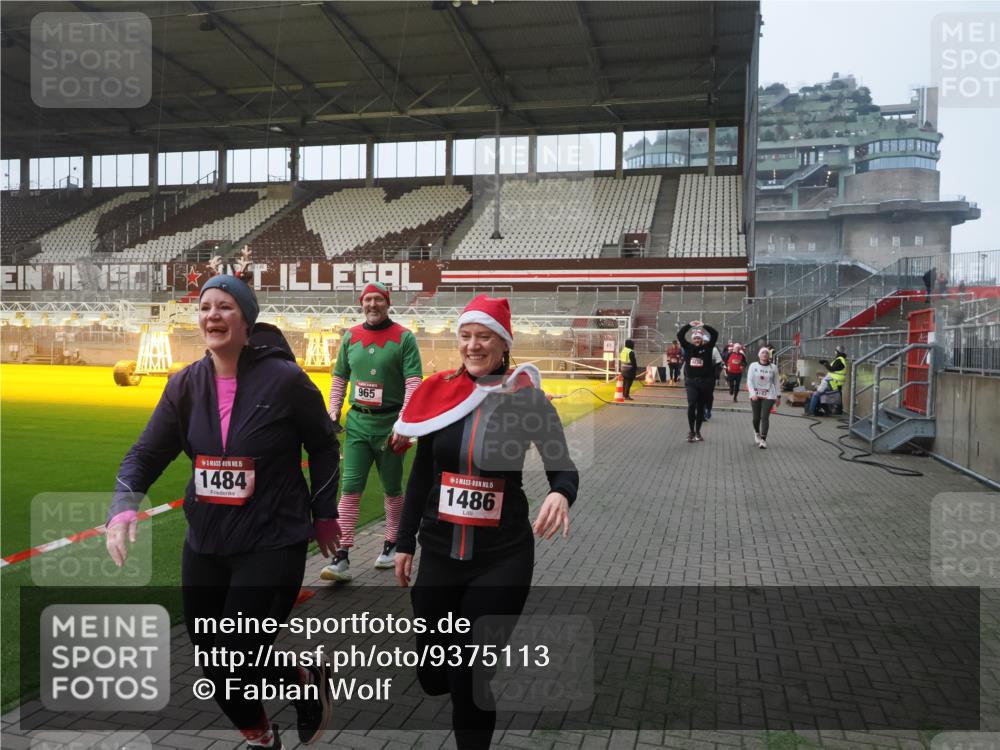 07.12.2025 - St. Pauli X-Mass-Run No. 15 Fabian Wolf http://msf.ph/oto/9375113 07.12.2025 10:03:28 Ziel 358, 460, 963, 965, 984, 1484, 1486, 1888, 2682, 2973, 2975, 4193, 4239 meine-sportfotos.de