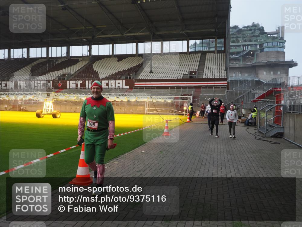 07.12.2025 - St. Pauli X-Mass-Run No. 15 Fabian Wolf http://msf.ph/oto/9375116 07.12.2025 10:03:29 Ziel 358, 460, 965, 984, 1023, 1484, 1486, 1888, 2682, 2973, 2975, 4193, 4239 meine-sportfotos.de