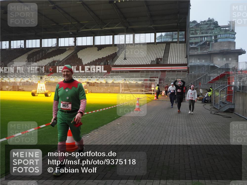 07.12.2025 - St. Pauli X-Mass-Run No. 15 Fabian Wolf http://msf.ph/oto/9375118 07.12.2025 10:03:29 Ziel 358, 460, 965, 984, 1023, 1484, 1486, 1888, 2682, 2973, 2975, 4193, 4239 meine-sportfotos.de