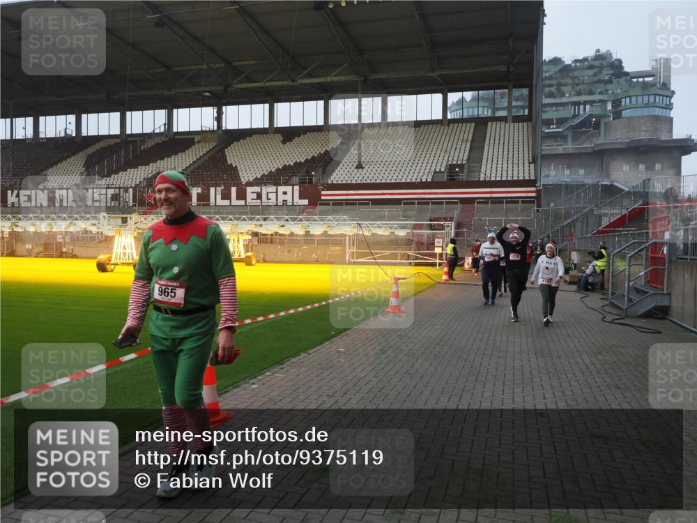 07.12.2025 - St. Pauli X-Mass-Run No. 15 Fabian Wolf http://msf.ph/oto/9375119 07.12.2025 10:03:29 Ziel 358, 460, 965, 984, 1023, 1484, 1486, 1888, 2682, 2973, 2975, 4193, 4239 meine-sportfotos.de