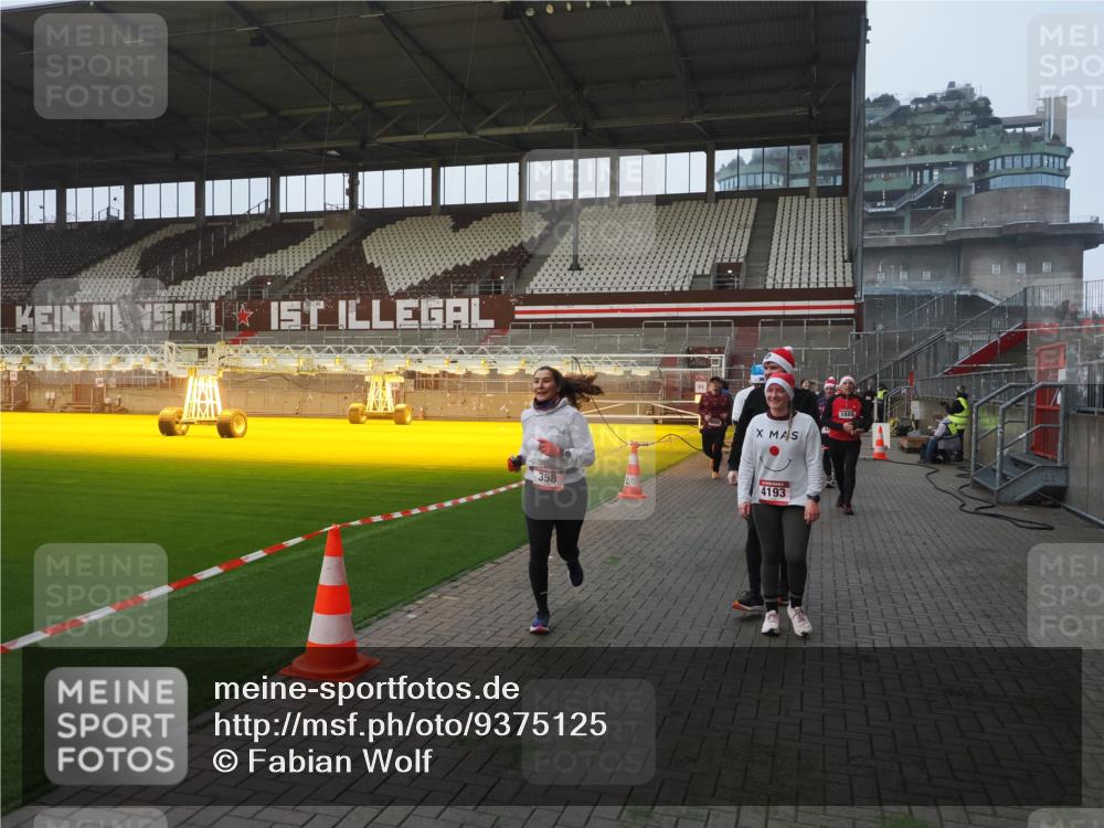 07.12.2025 - St. Pauli X-Mass-Run No. 15 Fabian Wolf http://msf.ph/oto/9375125 07.12.2025 10:03:34 Ziel 213, 214, 358, 940, 984, 1023, 1263, 1264, 1484, 1486, 1506, 1888, 2380, 2973, 2975, 3334, 4193, 4239, 4660, 4667, 4679, 4680 meine-sportfotos.de
