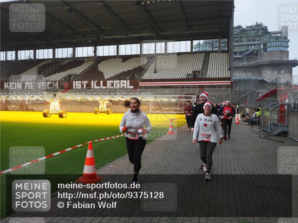 07.12.2025 - St. Pauli X-Mass-Run No. 15 Fabian Wolf http://msf.ph/oto/9375128 07.12.2025 10:03:34 Ziel 213, 214, 358, 940, 984, 1023, 1263, 1264, 1484, 1486, 1506, 1888, 2380, 2973, 2975, 3334, 4193, 4239, 4660, 4667, 4679, 4680 meine-sportfotos.de