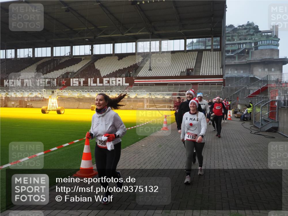 07.12.2025 - St. Pauli X-Mass-Run No. 15 Fabian Wolf http://msf.ph/oto/9375132 07.12.2025 10:03:34 Ziel 213, 214, 358, 940, 984, 1023, 1263, 1264, 1484, 1486, 1506, 1888, 2380, 2973, 2975, 3334, 4193, 4239, 4660, 4667, 4679, 4680 meine-sportfotos.de