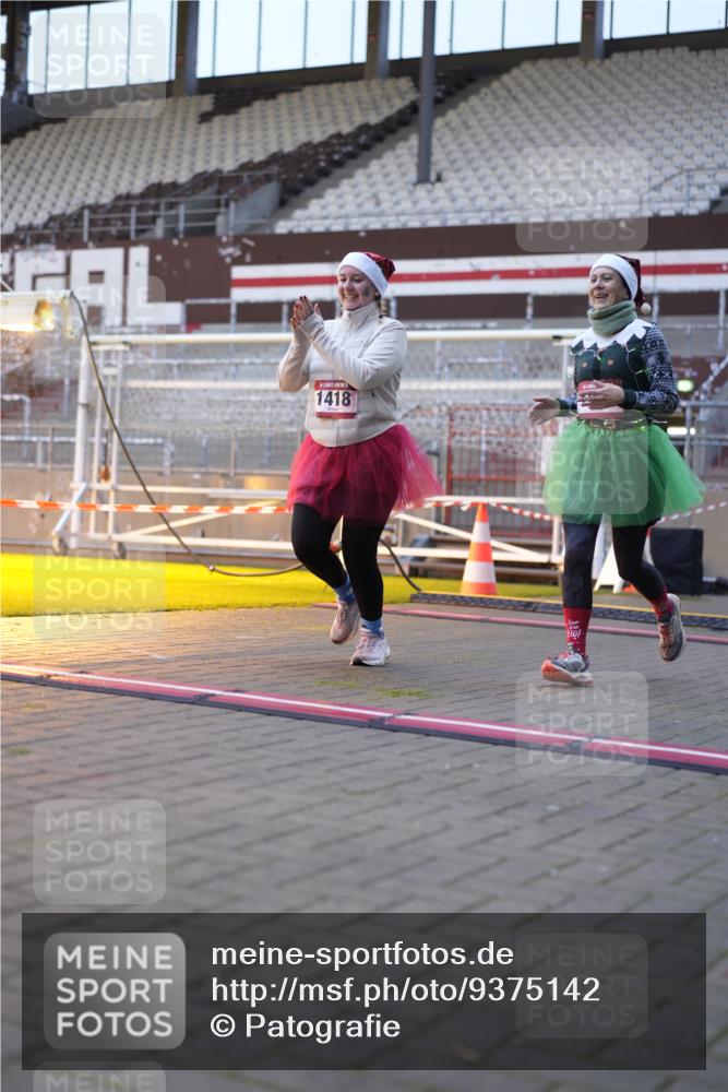 07.12.2025 - St. Pauli X-Mass-Run No. 15 Patografie http://msf.ph/oto/9375142 07.12.2025 10:00:25 Ziel 1418, 1976, 3336 meine-sportfotos.de