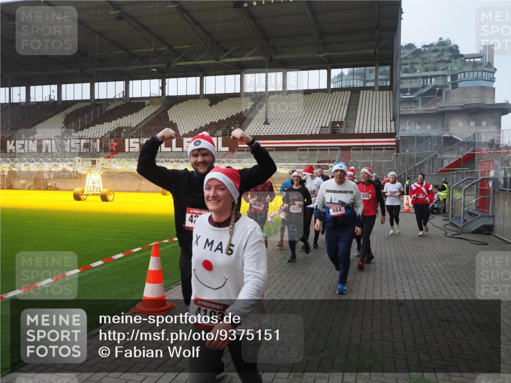 07.12.2025 - St. Pauli X-Mass-Run No. 15 Fabian Wolf http://msf.ph/oto/9375151 07.12.2025 10:03:36 Ziel 213, 214, 358, 940, 984, 1023, 1263, 1264, 1484, 1486, 1506, 1888, 2002, 2380, 3334, 4193, 4239, 4660, 4667, 4679, 4680 meine-sportfotos.de