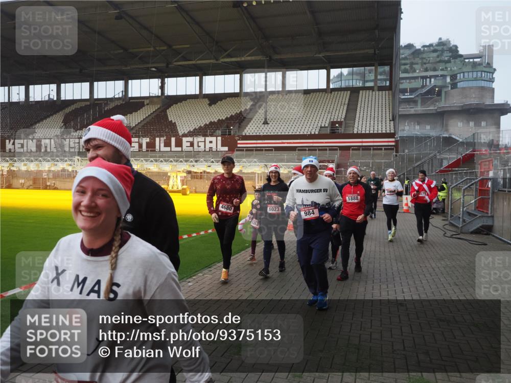 07.12.2025 - St. Pauli X-Mass-Run No. 15 Fabian Wolf http://msf.ph/oto/9375153 07.12.2025 10:03:37 Ziel 185, 213, 214, 358, 940, 984, 1023, 1263, 1264, 1484, 1486, 1506, 1888, 2002, 2366, 2380, 3334, 3734, 4193, 4239, 4660, 4667, 4679, 4680 meine-sportfotos.de