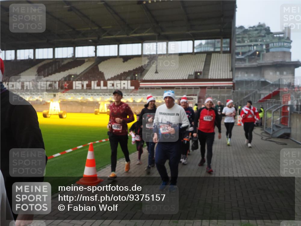 07.12.2025 - St. Pauli X-Mass-Run No. 15 Fabian Wolf http://msf.ph/oto/9375157 07.12.2025 10:03:37 Ziel 185, 213, 214, 358, 940, 984, 1023, 1263, 1264, 1484, 1486, 1506, 1888, 2002, 2366, 2380, 3334, 3734, 4193, 4239, 4660, 4667, 4679, 4680 meine-sportfotos.de