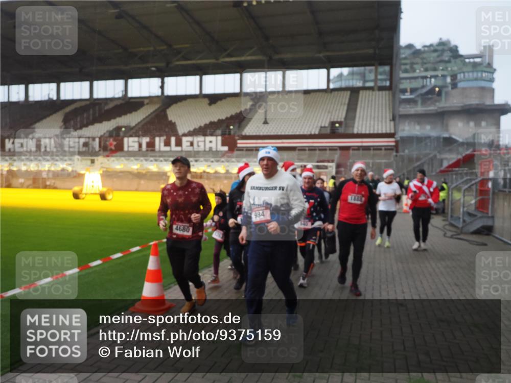 07.12.2025 - St. Pauli X-Mass-Run No. 15 Fabian Wolf http://msf.ph/oto/9375159 07.12.2025 10:03:38 Ziel 185, 213, 214, 358, 940, 984, 1023, 1263, 1264, 1484, 1486, 1506, 1888, 2002, 2366, 2380, 3334, 3734, 4193, 4239, 4660, 4667, 4679, 4680 meine-sportfotos.de