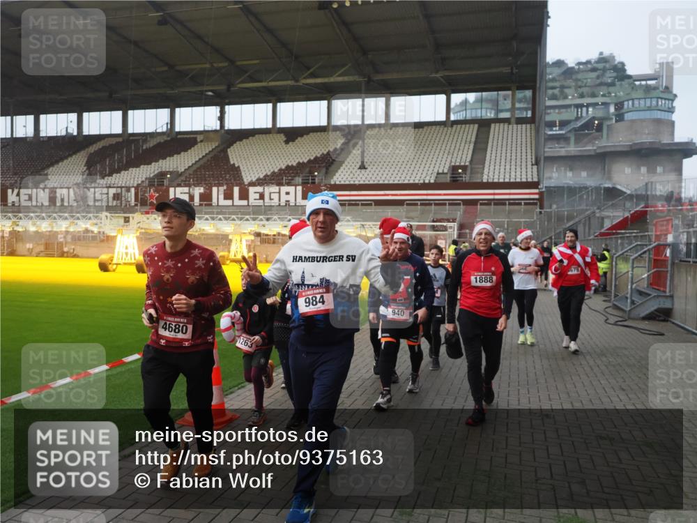 07.12.2025 - St. Pauli X-Mass-Run No. 15 Fabian Wolf http://msf.ph/oto/9375163 07.12.2025 10:03:38 Ziel 185, 213, 214, 358, 940, 984, 1023, 1263, 1264, 1484, 1486, 1506, 1888, 2002, 2366, 2380, 3334, 3734, 4193, 4239, 4660, 4667, 4679, 4680 meine-sportfotos.de