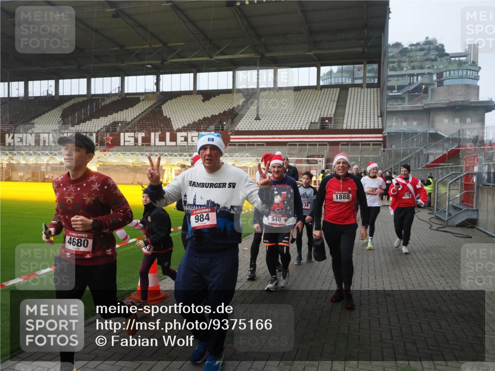 07.12.2025 - St. Pauli X-Mass-Run No. 15 Fabian Wolf http://msf.ph/oto/9375166 07.12.2025 10:03:38 Ziel 185, 213, 214, 358, 940, 984, 1023, 1263, 1264, 1484, 1486, 1506, 1888, 2002, 2366, 2380, 3334, 3734, 4193, 4239, 4660, 4667, 4679, 4680 meine-sportfotos.de