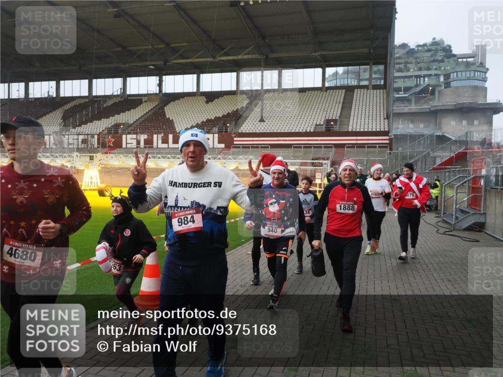 07.12.2025 - St. Pauli X-Mass-Run No. 15 Fabian Wolf http://msf.ph/oto/9375168 07.12.2025 10:03:38 Ziel 185, 213, 214, 358, 940, 984, 1023, 1263, 1264, 1484, 1486, 1506, 1888, 2002, 2366, 2380, 3334, 3734, 4193, 4239, 4660, 4667, 4679, 4680 meine-sportfotos.de