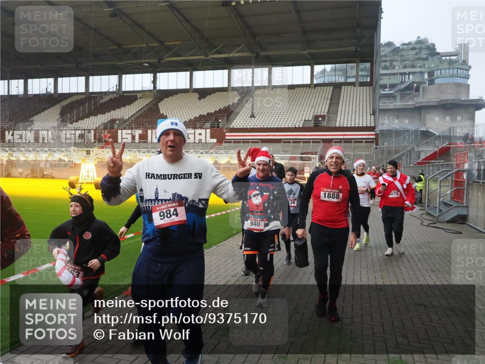 07.12.2025 - St. Pauli X-Mass-Run No. 15 Fabian Wolf http://msf.ph/oto/9375170 07.12.2025 10:03:39 Ziel 185, 213, 214, 358, 399, 940, 984, 1023, 1263, 1264, 1394, 1484, 1486, 1506, 1888, 2002, 2366, 2380, 3334, 3734, 4193, 4239, 4660, 4667, 4679, 4680 meine-sportfotos.de