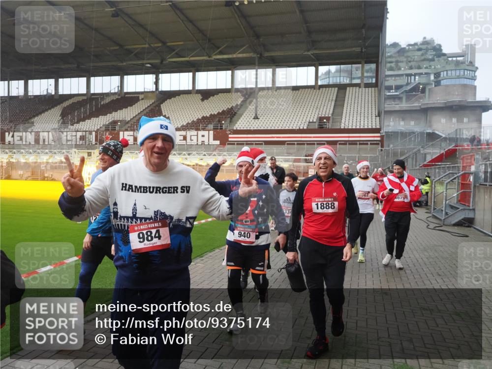 07.12.2025 - St. Pauli X-Mass-Run No. 15 Fabian Wolf http://msf.ph/oto/9375174 07.12.2025 10:03:39 Ziel 185, 213, 214, 358, 399, 940, 984, 1023, 1263, 1264, 1394, 1484, 1486, 1506, 1888, 2002, 2366, 2380, 3334, 3734, 4193, 4239, 4660, 4667, 4679, 4680 meine-sportfotos.de