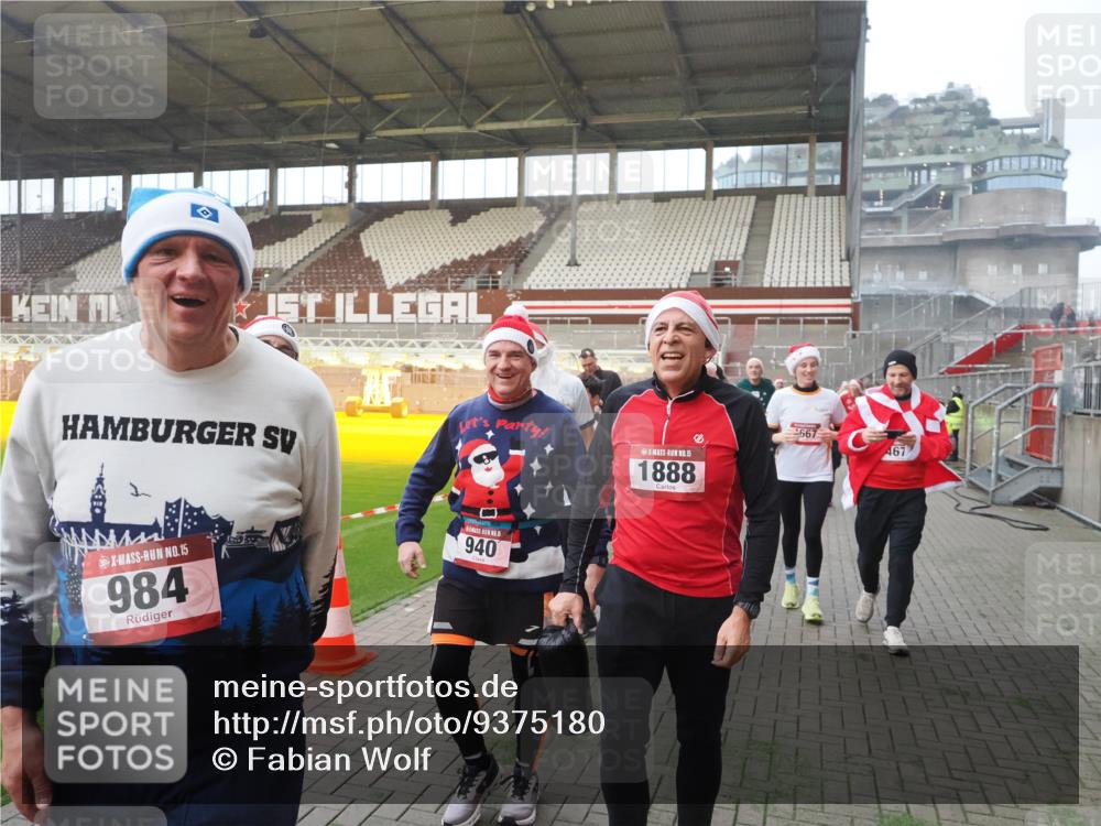 07.12.2025 - St. Pauli X-Mass-Run No. 15 Fabian Wolf http://msf.ph/oto/9375180 07.12.2025 10:03:40 Ziel 185, 213, 214, 358, 399, 940, 984, 1023, 1263, 1264, 1307, 1394, 1425, 1484, 1486, 1506, 1888, 2002, 2366, 2380, 3334, 3734, 4193, 4239, 4660, 4667, 4679, 4680 meine-sportfotos.de