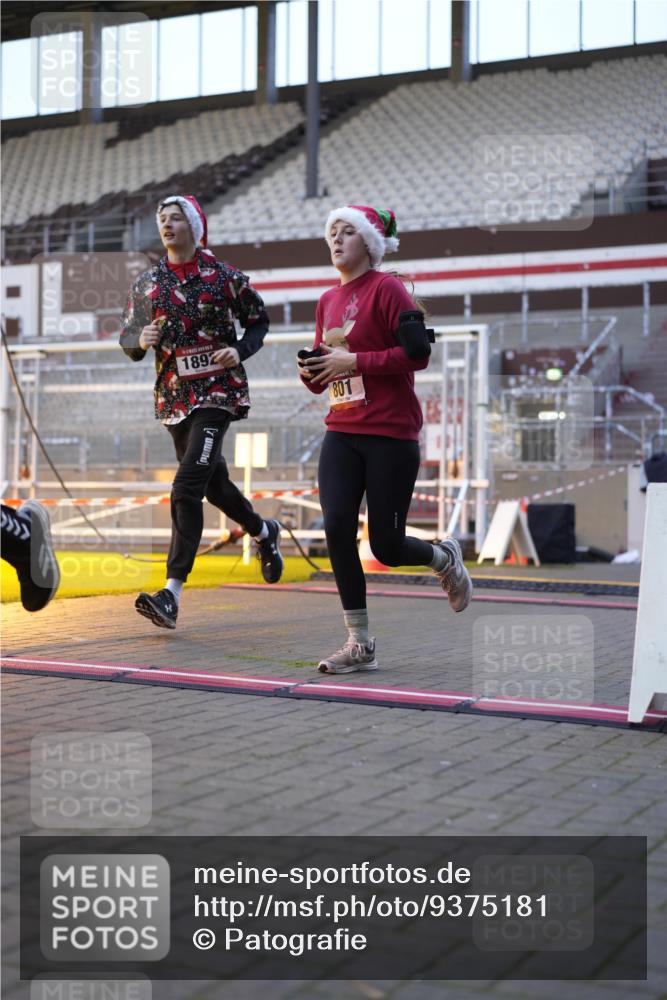 07.12.2025 - St. Pauli X-Mass-Run No. 15 Patografie http://msf.ph/oto/9375181 07.12.2025 10:01:03 Ziel 801, 1050, 1887, 1892, 2378, 2528 meine-sportfotos.de