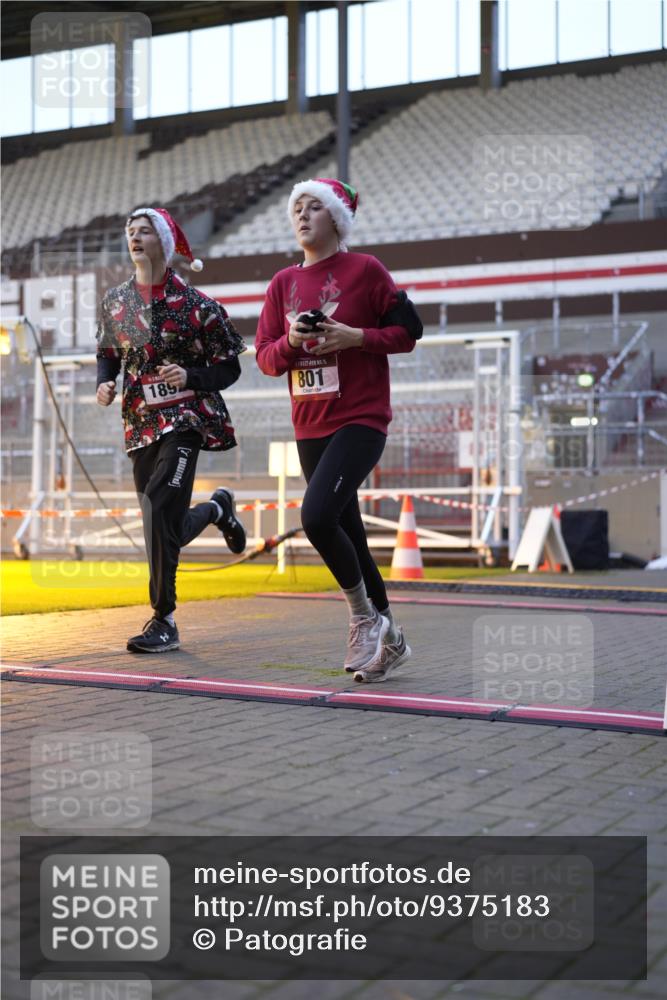07.12.2025 - St. Pauli X-Mass-Run No. 15 Patografie http://msf.ph/oto/9375183 07.12.2025 10:01:03 Ziel 801, 1050, 1887, 1892, 2378, 2528 meine-sportfotos.de