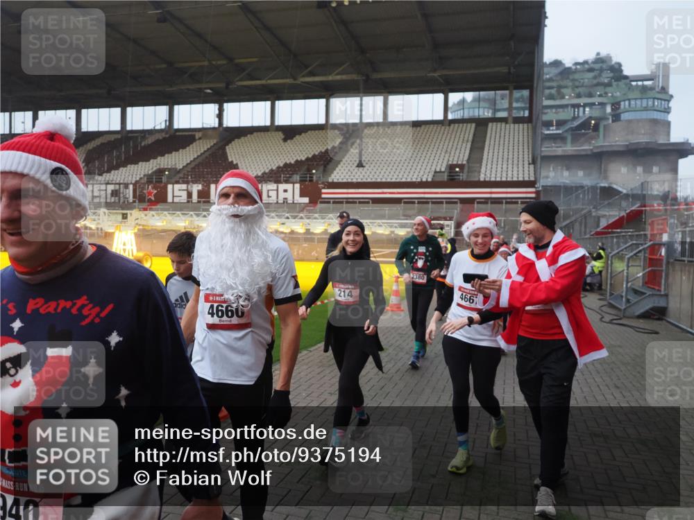 07.12.2025 - St. Pauli X-Mass-Run No. 15 Fabian Wolf http://msf.ph/oto/9375194 07.12.2025 10:03:41 Ziel 185, 213, 214, 358, 399, 940, 984, 1023, 1263, 1264, 1307, 1394, 1425, 1506, 1888, 2002, 2366, 2380, 3334, 3734, 4193, 4239, 4660, 4667, 4679, 4680 meine-sportfotos.de