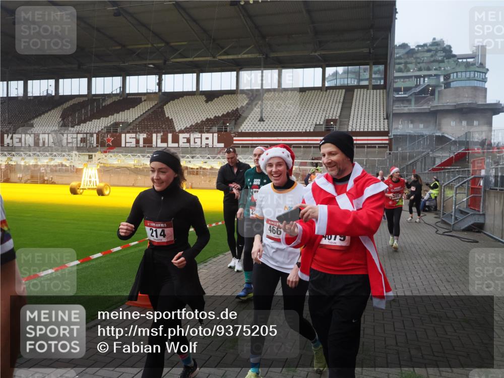 07.12.2025 - St. Pauli X-Mass-Run No. 15 Fabian Wolf http://msf.ph/oto/9375205 07.12.2025 10:03:42 Ziel 185, 213, 214, 358, 399, 940, 984, 1023, 1263, 1264, 1307, 1394, 1425, 1506, 1888, 2002, 2366, 2380, 3334, 3734, 4660, 4667, 4679, 4680 meine-sportfotos.de