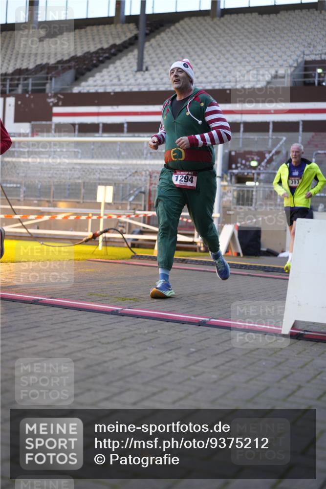 07.12.2025 - St. Pauli X-Mass-Run No. 15 Patografie http://msf.ph/oto/9375212 07.12.2025 10:01:21 Ziel 118, 393, 780, 783, 1124, 1294, 1760, 2528, 3187 meine-sportfotos.de