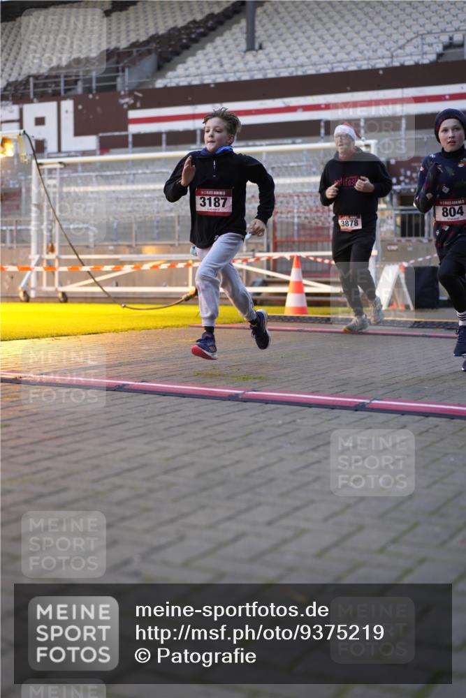 07.12.2025 - St. Pauli X-Mass-Run No. 15 Patografie http://msf.ph/oto/9375219 07.12.2025 10:01:26 Ziel 118, 393, 780, 783, 804, 1124, 1294, 1760, 3187, 3580, 3582, 3629, 3878 meine-sportfotos.de