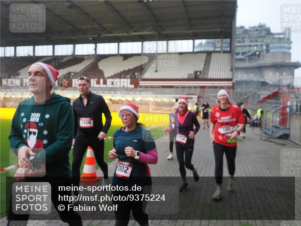 07.12.2025 - St. Pauli X-Mass-Run No. 15 Fabian Wolf http://msf.ph/oto/9375224 07.12.2025 10:03:44 Ziel 185, 213, 214, 358, 399, 940, 984, 1023, 1263, 1264, 1307, 1394, 1425, 1506, 1888, 2002, 2366, 2380, 3334, 3734, 4660, 4667, 4679, 4680 meine-sportfotos.de