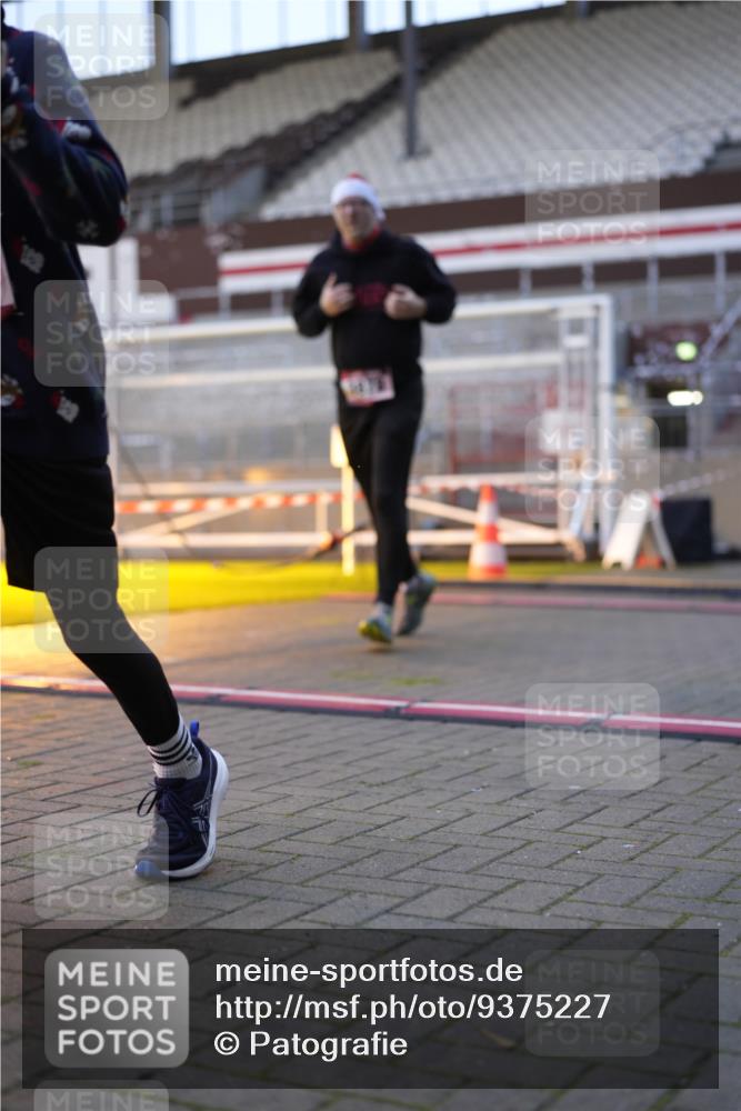 07.12.2025 - St. Pauli X-Mass-Run No. 15 Patografie http://msf.ph/oto/9375227 07.12.2025 10:01:27 Ziel 118, 393, 804, 1124, 1294, 1760, 3187, 3580, 3582, 3629, 3878 meine-sportfotos.de