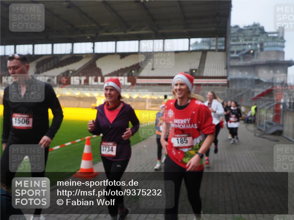 07.12.2025 - St. Pauli X-Mass-Run No. 15 Fabian Wolf http://msf.ph/oto/9375232 07.12.2025 10:03:45 Ziel 185, 213, 214, 358, 399, 940, 984, 1023, 1263, 1264, 1307, 1394, 1425, 1506, 1888, 2002, 2366, 2380, 3334, 3734, 4660, 4667, 4679, 4680 meine-sportfotos.de