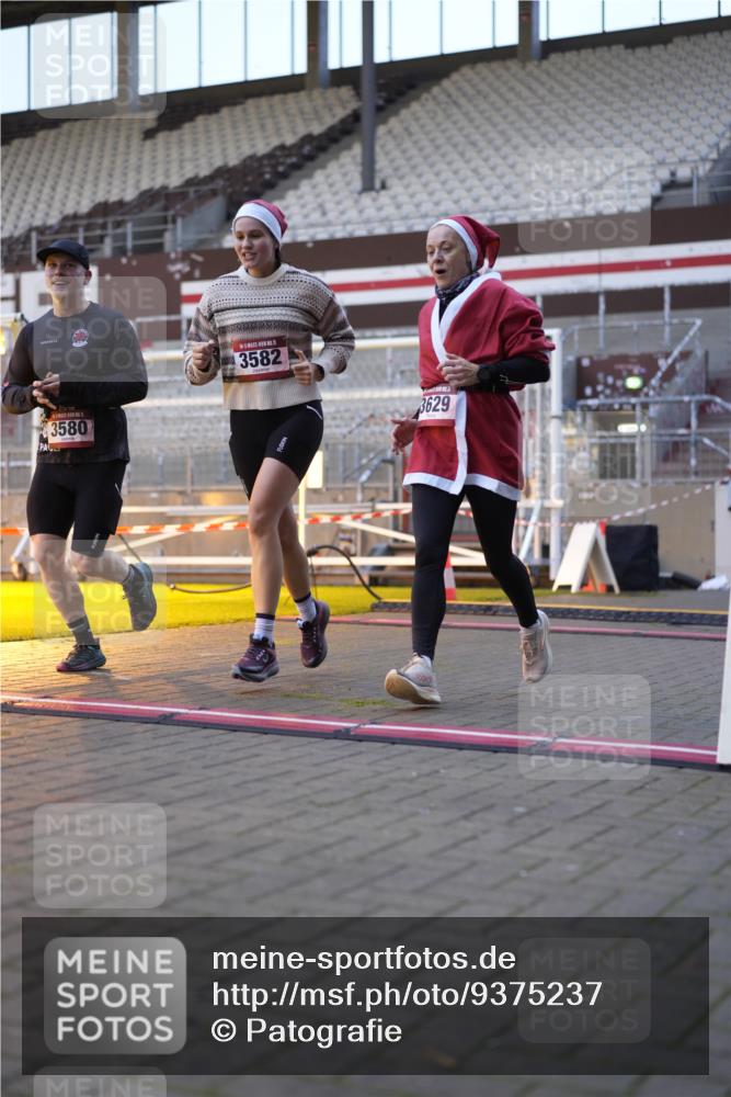 07.12.2025 - St. Pauli X-Mass-Run No. 15 Patografie http://msf.ph/oto/9375237 07.12.2025 10:01:31 Ziel 118, 393, 804, 1124, 1294, 1724, 1760, 1859, 2681, 3187, 3580, 3582, 3629, 3878 meine-sportfotos.de