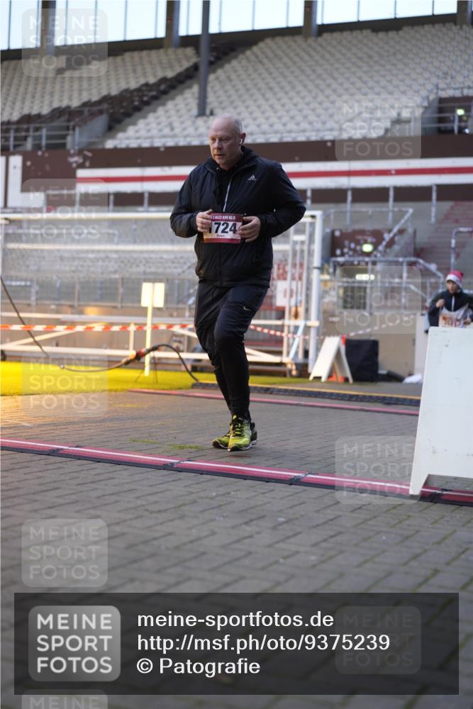 07.12.2025 - St. Pauli X-Mass-Run No. 15 Patografie http://msf.ph/oto/9375239 07.12.2025 10:01:33 Ziel 118, 393, 804, 959, 1124, 1294, 1724, 1760, 1859, 2167, 2681, 3187, 3580, 3582, 3629, 3878 meine-sportfotos.de