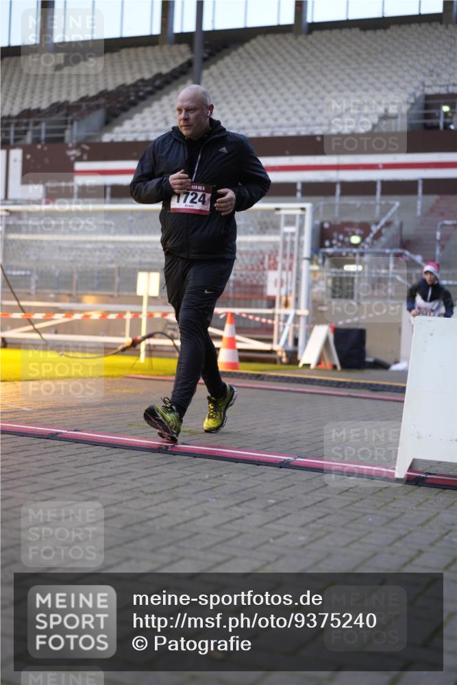 07.12.2025 - St. Pauli X-Mass-Run No. 15 Patografie http://msf.ph/oto/9375240 07.12.2025 10:01:33 Ziel 118, 393, 804, 959, 1124, 1294, 1724, 1760, 1859, 2167, 2681, 3187, 3580, 3582, 3629, 3878 meine-sportfotos.de