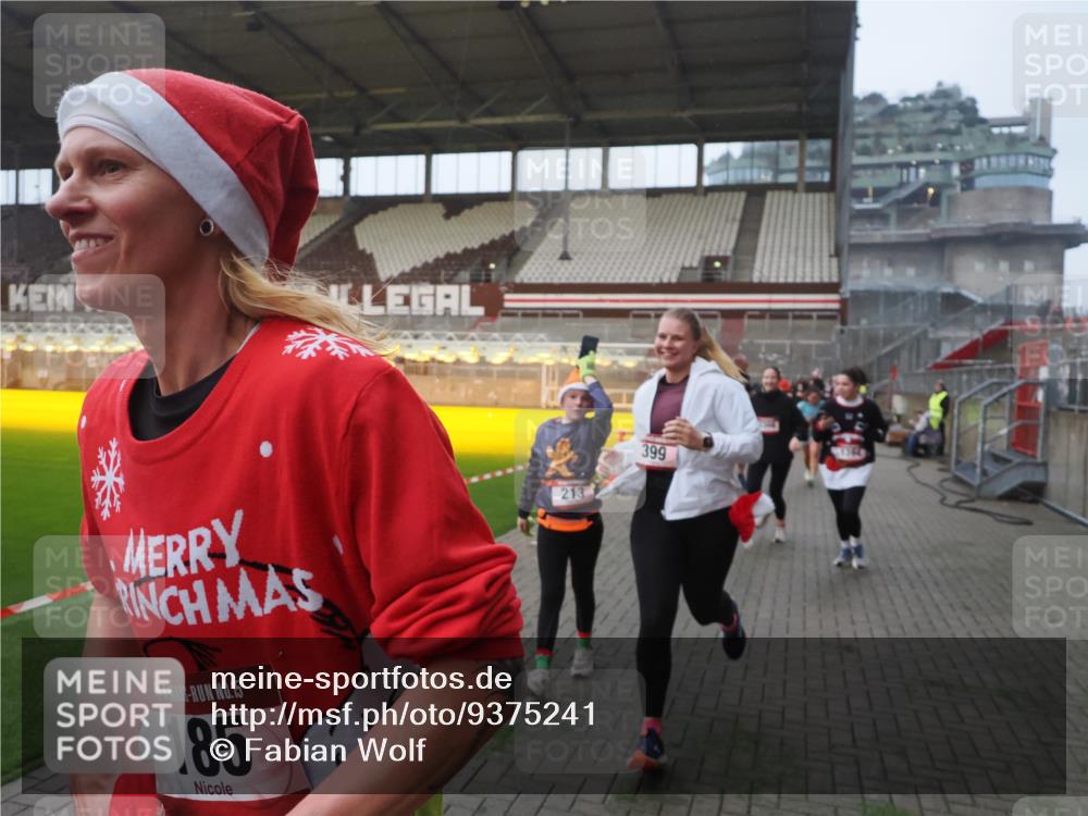 07.12.2025 - St. Pauli X-Mass-Run No. 15 Fabian Wolf http://msf.ph/oto/9375241 07.12.2025 10:03:46 Ziel 185, 213, 214, 358, 399, 940, 1023, 1263, 1264, 1307, 1394, 1425, 1506, 1888, 2002, 2366, 2380, 3334, 3734, 4660, 4667, 4679, 4680 meine-sportfotos.de