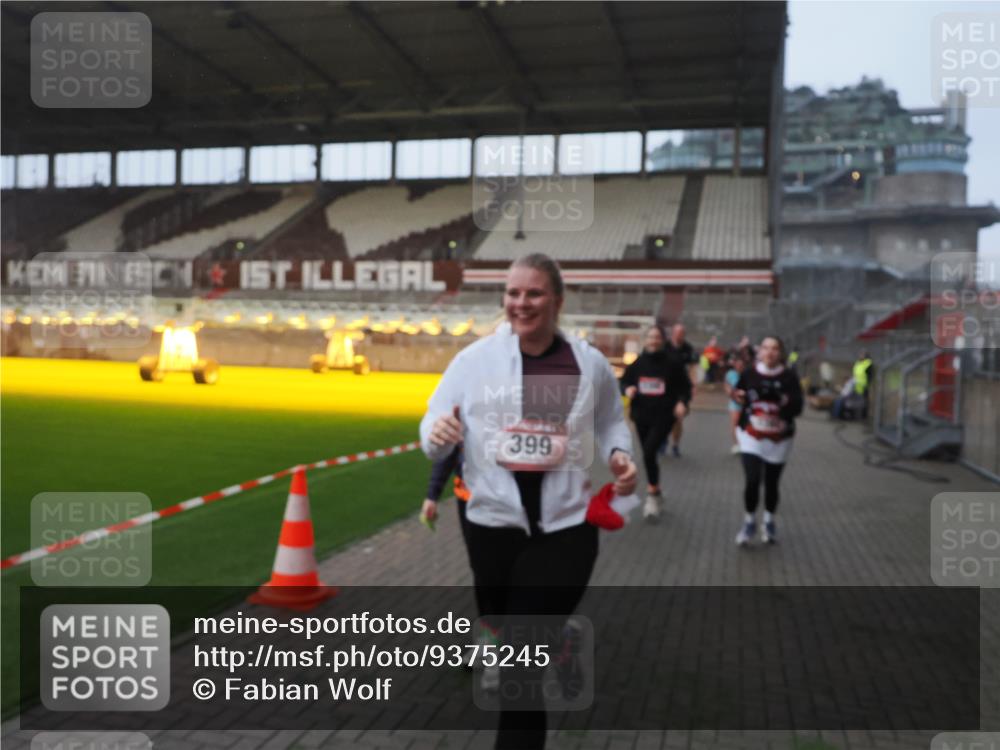 07.12.2025 - St. Pauli X-Mass-Run No. 15 Fabian Wolf http://msf.ph/oto/9375245 07.12.2025 10:03:46 Ziel 185, 213, 214, 358, 399, 940, 1023, 1263, 1264, 1307, 1394, 1425, 1506, 1888, 2002, 2366, 2380, 3334, 3734, 4660, 4667, 4679, 4680 meine-sportfotos.de