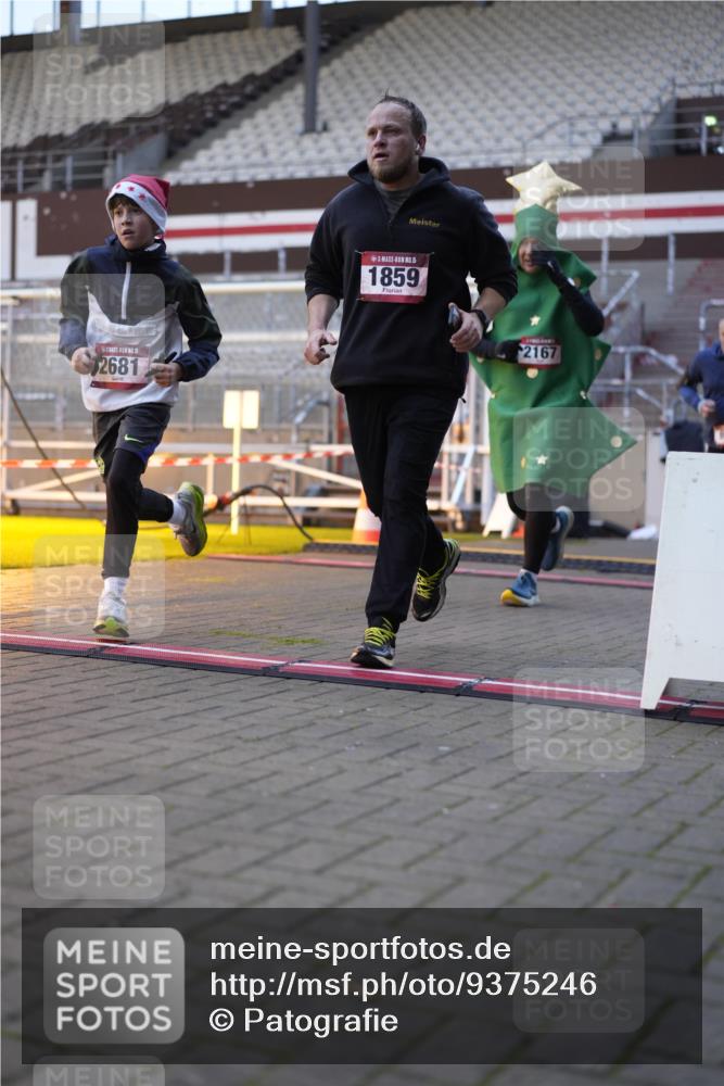 07.12.2025 - St. Pauli X-Mass-Run No. 15 Patografie http://msf.ph/oto/9375246 07.12.2025 10:01:36 Ziel 118, 393, 804, 959, 1294, 1724, 1760, 1859, 2167, 2681, 3187, 3580, 3582, 3629, 3878 meine-sportfotos.de