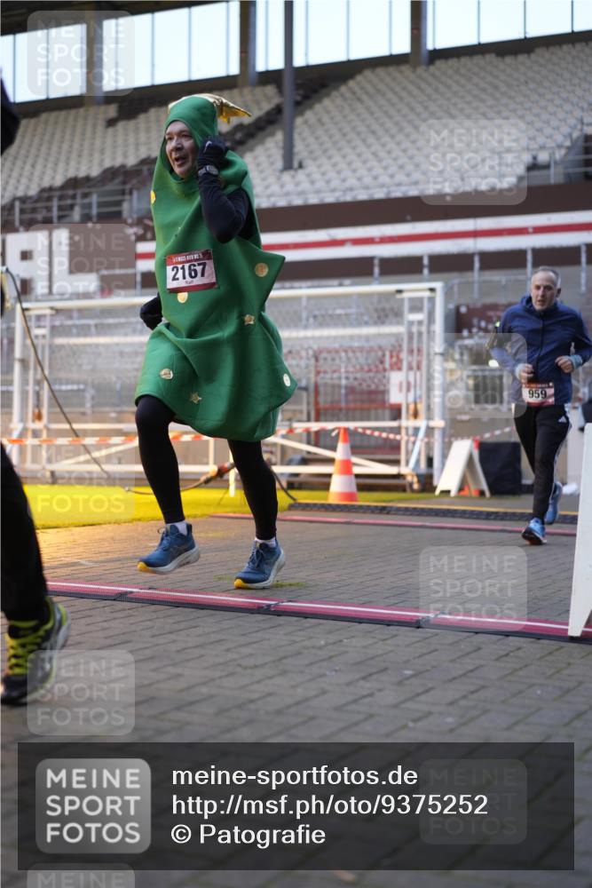 07.12.2025 - St. Pauli X-Mass-Run No. 15 Patografie http://msf.ph/oto/9375252 07.12.2025 10:01:36 Ziel 118, 393, 804, 959, 1294, 1724, 1760, 1859, 2167, 2681, 3187, 3580, 3582, 3629, 3878 meine-sportfotos.de