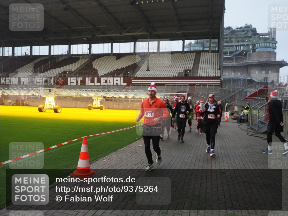 07.12.2025 - St. Pauli X-Mass-Run No. 15 Fabian Wolf http://msf.ph/oto/9375264 07.12.2025 10:03:57 Ziel 185, 399, 626, 628, 709, 1027, 1028, 1307, 1394, 1425, 1906, 2110, 2112, 2366, 3198, 3337, 3340, 3359, 3519, 3734, 4151 meine-sportfotos.de