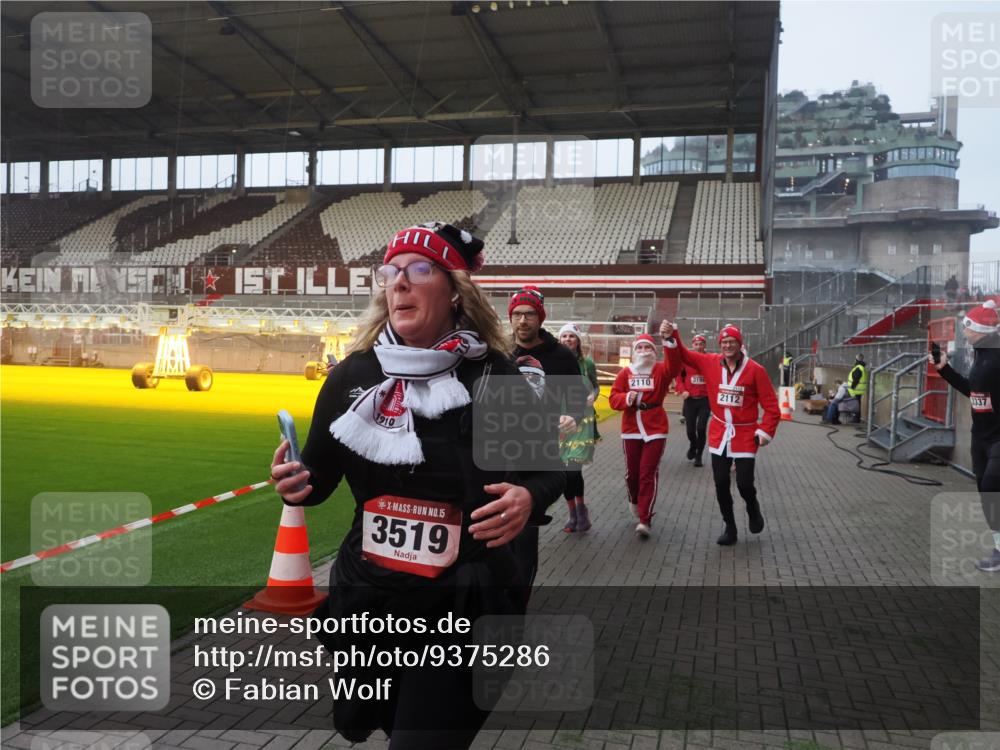 07.12.2025 - St. Pauli X-Mass-Run No. 15 Fabian Wolf http://msf.ph/oto/9375286 07.12.2025 10:03:59 Ziel 399, 626, 628, 709, 1027, 1028, 1307, 1394, 1425, 1906, 2110, 2112, 3198, 3337, 3340, 3359, 3519, 4151 meine-sportfotos.de